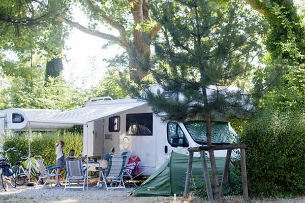 camping_paris_emplacements_campeurs_camping_car_famille