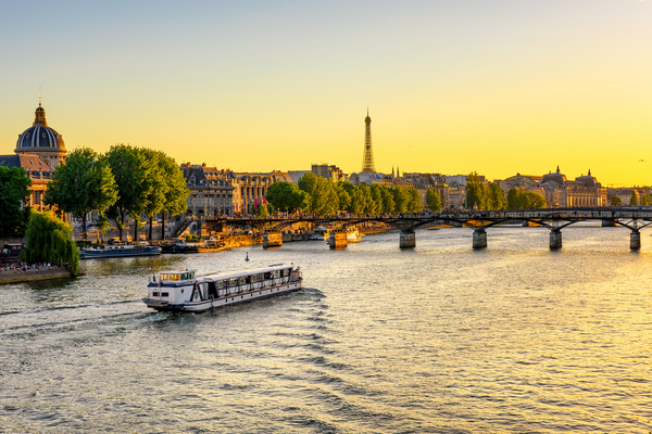 Sunset,View,Of,Eiffel,Tower,,Pont,Des,Arts,And,Seine